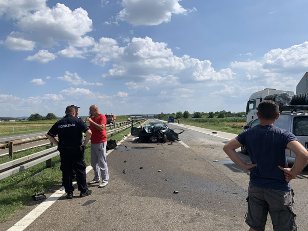 НОВИ ДЕТАЉИ САОБРАЋАЈКЕ КОД ВЕЛИКЕ ПЛАНЕ: Настрадао дечак од 11 година, девојчици (8) се лекари боре за живот (ФОТО)